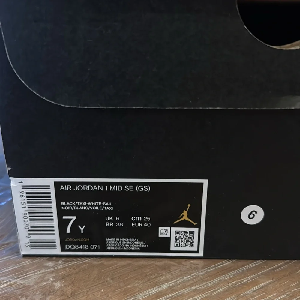 Jordan 1 mid se black/taxi/sail sz 7 youth or 8.5 womans new in box - Picture 2 of 4